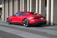 ボディーの全幅は1965mm。リアエンドにはスポイラーが格納されている。