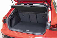 荷室の容量は380～1200リッター。後席の背もたれは40：20：40の3分割式。