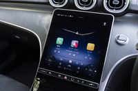 ダッシュボード中央には縦長レイアウトの11.9インチタッチスクリーンを装備。ARナビゲーションや最新世代の「MBUX」を搭載している。