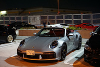 われわれの「911ターボSカブリオレ」（借り物）の背後には、フェラーリとランボルギーニが並んで止まっている。ステキな光景である。