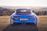 ラゲッジスペースはボディーの前後にあり、前が100リッター、後ろが96リッターの容量を持つ。センターマフラーがスポーティーな走りを予感させる。