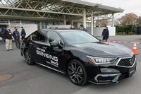 次世代「ホンダセンシング360」を搭載した、「レジェンド」ベースの試作車。5つのレーダーに1つのフロントカメラという、既存の（といっても、「今まさに導入が始まる」という段階だが）ホンダセンシング360のセンサーを活用しつつ、より多機能化を図ったものだ。