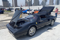 エンジンフードから立ち上る煙の色からしてそれは水蒸気ではなく、油類が燃えているようだ。辰巳PAに止めてエンジンフードを開けたら、やっぱり火が出ていた。