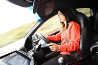 ワインディングロードで「ヴェゼル モデューロX」を走らせる筆者。その走りのよさは、市街地や高速道路でも体感することができた。