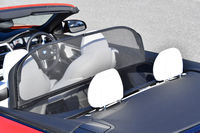 ウインドディフレクターを装着した様子。後席は使用不可となるが、後方から運転席や助手席への風の巻き込みが抑えられる。