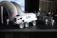 トヨタとJAXAが共同研究を進める「有人与圧ローバ」の模型。