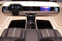 サムスンとハーマンのコラボレーションによるデジタルコックピット。ディスプレイの数は前作の3面から6面へと増えている。2019年CESに続く展示。