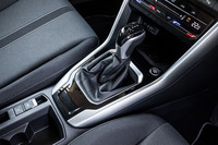トランスミッションは、デュアルクラッチ式の7段AT。オーソドックスなデザインのシフトレバーが採用されている。ステアリングホイールにはシフトパドルも備わる。