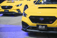 2026年1月に発表された「レヴォーグSTI Sport RブラックリミテッドII」（写真奥）と「WRX S4 STI Sport RブラックリミテッドII」（同手前）。上級グレード「STI Sport R EX」をベースに、カタログモデルとは異なる内外装のコーディネートを特徴とする特別仕様車だ。