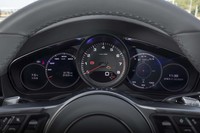 中央のメカニカルなエンジン回転計と左右の液晶スクリーンで伝統の5連メーターを再現。液晶部分にはマップなどを映すこともできる。