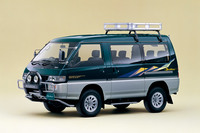 タフな4WD車の設定もあって人気を博した「三菱デリカ スターワゴン」も、商用ワンボックスの「デリカ」をベースとしたモデルだった。