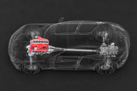 「プロサングエ」ではエンジンをフロントミドに搭載するだけでなく、8段DCTをリアに積むトランスアクスルレイアウトを採用。さらに、前輪に駆動力を伝達するパワートランスファーユニットをエンジンの前方に置くことにより、前：後＝49：51という前後重量配分を実現した。