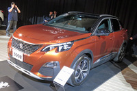 2017年3月に発売された「プジョー3008」。先代モデルと比べて、よりSUVらしいスタイリングとなった。