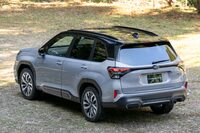 豪華装備の「プレミアムS：HEV EX」。新型「フォレスター」では、車体色にブラックルーフのツートンが設定されたのもトピック。