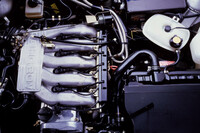 「サンタナXi5 DOHCアウトバーン」のエンジンルーム。ラジエーターが左隅に寄せられ、右側は縦置きの5気筒エンジンがフロントエンドのギリギリまで突き出していた。この「ムリヤリ積みました」感がカーマニアの心を打った。