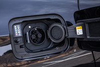 ボディーの右側リアフェンダーにCHAdeMO対応の急速充電用ポートが備わっている。80kWの急速充電利用時は、70分以内で約80%までの充電が可能に。また、10分の急速充電で約80km航続可能距離を延ばすことができるという。