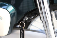 ボディーサイドにヘルメットホルダーが標準装備されるなど、デイリーユースでの利便性の高さは新型でも変わらない。