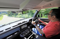 メーターバイザーから横へと伸びる、ダッシュボードに溶け込んだデザインの助手席グラブバーに注目。ランドローバーのセンスが感じられる意匠だ。