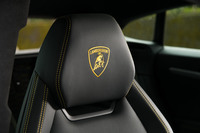 すべてのシートのヘッドレストに“ファイティングブル”のロゴがステッチされる。