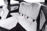 後席は2人掛け。乗車定員は4人となっている。