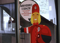 新型コロナウイルスによる各種規制を受けて立てられた案内パネルのひとつ。これは筆者が“メンゴ人形”と呼んでいたもの。