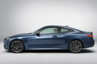 ほった「皆グリルの話ばっかりするから、あえてサイドビューの写真を選んでみましたよ」　
	清水「こうして見たら、本当によくある普通のクーペだね。確かにカッコいいけどさ」　
	ほった「それが2021年の『デザイン・カー・オブ・ザ・イヤー』でございます」
	 