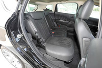 格好だけでなく、高い実用性を持つのもランチアの良き伝統。リアシートは最大で15cm前後にスライドし、25度リクラインさせることもできる。