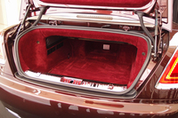 トランクルーム。ルーフを閉じた場合（写真）、フルサイズのゴルフバッグを2つ収納できる。