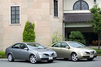 手前銀色がプリメーラV。奥の金色がノーマルプリメーラ。この写真では、唯一、アルミホイールが目だった識別点だ。