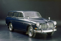 「ボルボ・アマゾン」
1956年から70年まで生産された、ボルボの中型乗用車。2ドア、4ドアのセダン、5ドアのワゴンがあった。世界で初めて3点式シートベルトが採用されたクルマで、この頃からボルボが安全を重視していたことがわかる。（写真はワゴンモデル）