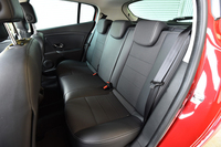 後席は6：4の分割可倒式。エステートにはアームレストが付くが、ハッチバック（写真）には付かない。