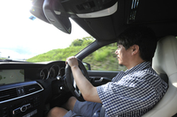 ステアリングを握る筆者。セダンボディーでは、ステアリング位置が左右とも選べる。