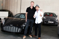 マレック・ライヒマンさん（左）と。かたわらのスーパースポーツ「One-77」のデザインも手がけたアストン・マーティンのデザイナーだ。