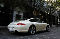 リアビュー。なだらかにリアエンドへと向かうルーフラインは、「ポルシェ911」が長年守ってきたデザイン上の特徴だ。