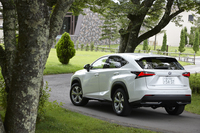 「NX300h“バージョンL”」のリアビュー。排気管を意識させないリアエンドやブルーのエンブレムなど、ハイブリッドモデルならではのデザイン処理が見られる。
    