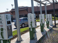 地方自治体は充電ポールを拡充中だが、今のところ郊外ではチャージしている車両を見かけることはまれである。写真は、コモ近郊のスーパーマーケットにある充電ポール。