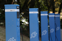 屋久島は、鹿児島県による政策「屋久島CO2フリーの島づくり」の一環としてEVの普及にも積極的に取り組んでいる。写真はこの試乗会に合わせてBMWが新たに設置したEV用充電器。
    