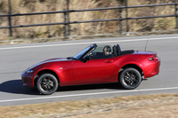 サスペンション形式は前がダブルウィッシュボーンで後ろがマルチリンク。ステアリングには電動アシストが備わる。