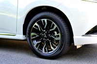 ホイールはツートンの切削光輝タイプに変更された。