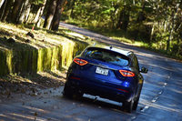 富士北麓のワインディングロードを行く「レヴァンテ」。