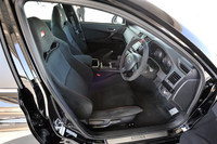 「マークX GRMN」のインテリア。表皮にウルトラスエードを用いた専用スポーツシートが装備される。