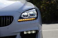 オプションのLEDヘッドランプは、クラシカルなたたずまいの中にも新しさを感じさせる。コーナリングライトやウインカーにもLEDが用いられる。コーナリングライトは、60km/h以上ではステアリングホイールの操舵（そうだ）角と速度から照射範囲を決定する。