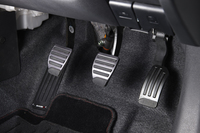 ペダルはアクセル、クラッチ、ブレーキ、フットレストのいずれもがアルミ製で、「nismo」のロゴがあしらわれている。
    