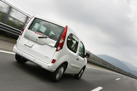 ブレーキは、フロントがベンチレーティッドディスク、リアがディスクを採用。EBD（電子制御制動力配分システム）付きABSと、EBS（緊急時ブレーキアシストシステム）が標準で装備される。ESP（電子制御式の横滑り防止装置）とASR（トラクションコントロールシステム）も標準で備わる。