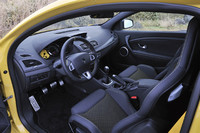 黄色いタコメーターが目を引く運転席まわり。そのほか、各所のステッチやシートベルト、レカロ製シートの表皮にも黄色が配される。