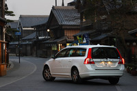 V70は、「ノルディック」のほか同じ2.5リッターエンジンを搭載した「2.5T LE」（499万円）と3リッター直列6気筒ターボ4WDの上級グレード「T6 TE AWD」（699万円）をラインナップする。