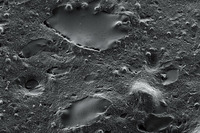 “エボ吸水ホワイトゲル”の顕微鏡写真（2500倍モード）。“新マイクロ吸水バルーン”とともに、タイヤの表面の空洞によって、効率的に水膜を除去する。