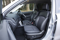 「2.0XT」のシートはファブリックと合成皮革のコンビタイプで、前席にはシートヒーターを装備。オプションで本革タイプも用意される。