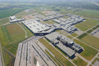 BMWのEV生産拠点となるライプチヒ工場。設計はザハ・ハディッドで落成は2005年。iモデルの生産準備のために4億ユーロを投じて拡張した。