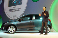 「SPORT」を前に意匠の解説をする、チーフデザイナーの前田育男氏。「RX-8」のデザインを手がけたことでも知られる。